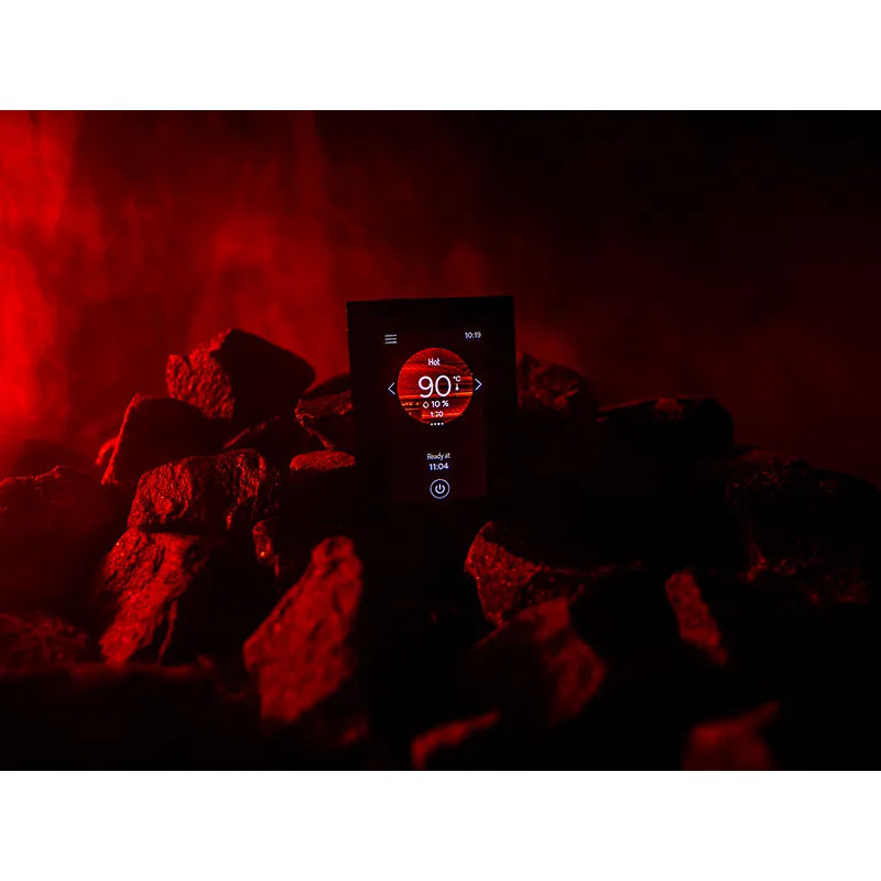 Harvia Virta Saunaofen mit WLAN-Steuerung zeigt 90°C Temperatur auf Display, glühende Saunasteine im Hintergrund