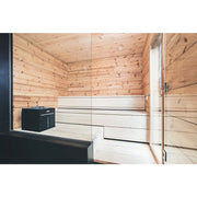 Harvia Virta Saunaofen in moderner Gartensauna mit Holzinnenausstattung und Bänken
