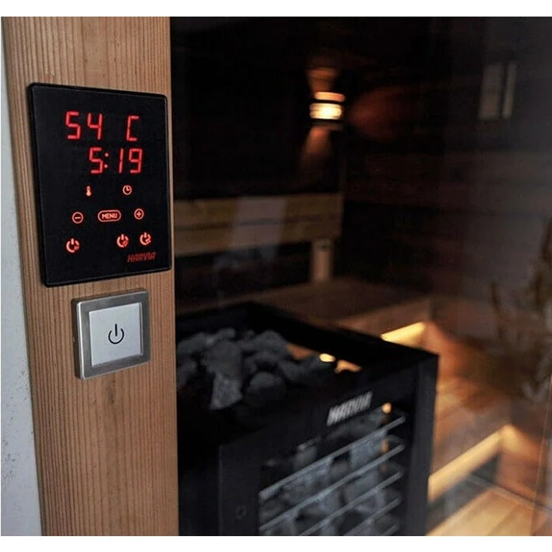 Harvia Xenio CX110 Touch-Bedienfeld installiert an der Saunakabine – moderne Temperatursteuerung mit LED-Anzeige für präzise Kontrolle des Saunaofens