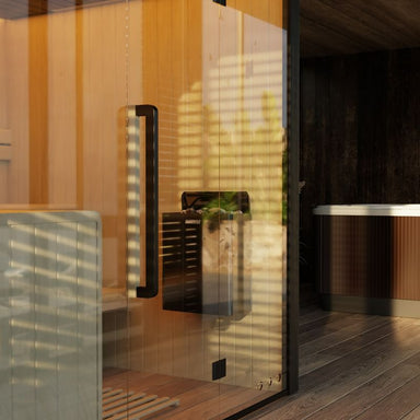 Moderne Hekla 210X Innensauna mit Glasfront und Harvia Saunaofen