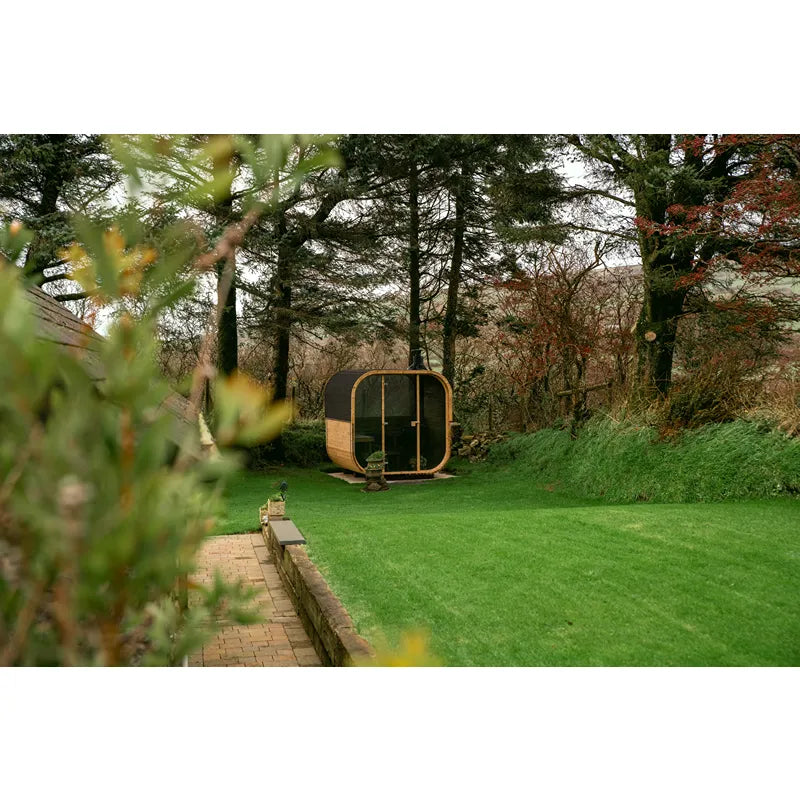 Hekla Cube 160/210/250 Gartensauna mit abgerundeter Form aus Holz im grünen Garten