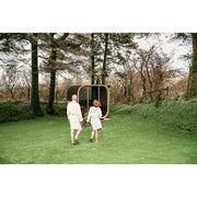 Hekla Cube 160/210/250 Gartensauna mit zwei Personen in Bademänteln, moderne Saunakabine im Waldgarten