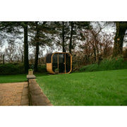 Hekla Cube 160/210/250 Gartensauna mit modernem Design im grünen Garten zwischen Bäumen