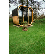 Hekla Cube 160/210/250 Gartensauna mit Holzverkleidung und großer Glasfront im grünen Garten