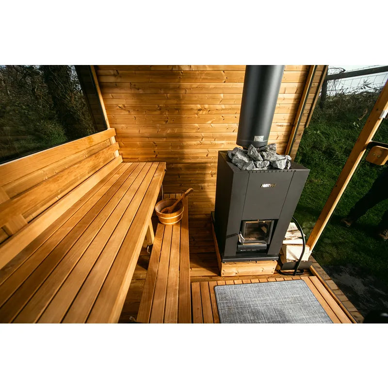 Hekla Cube 160/210/250 Gartensauna mit Holzbank, schwarzem Ofen und Kiefernholzwänden im Garten