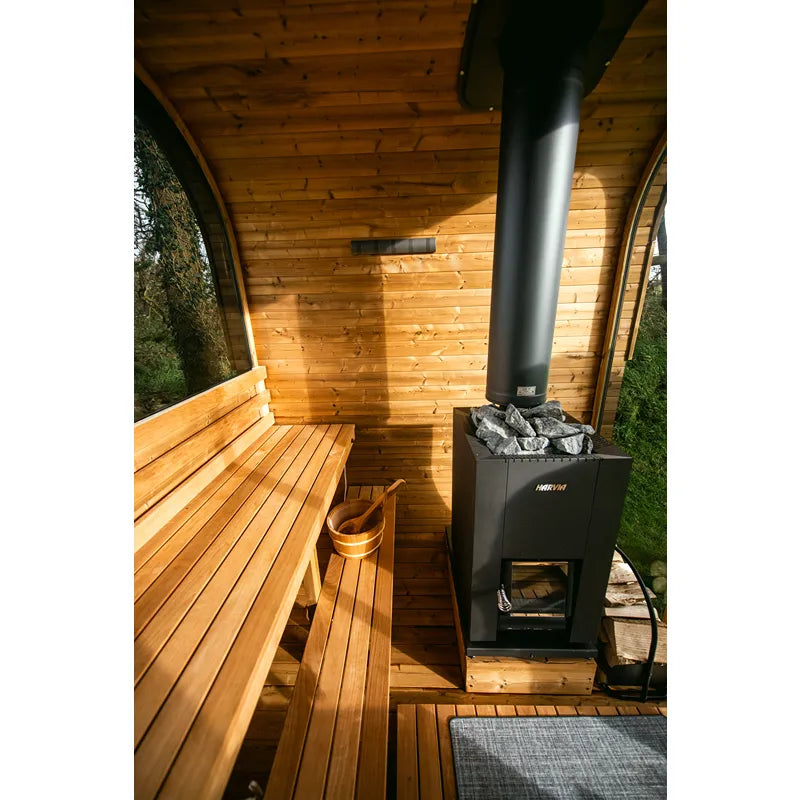 Hekla Cube 160/210/250 Gartensauna Innenansicht mit Holzbänken, schwarzem Saunaofen und Holzverkleidung