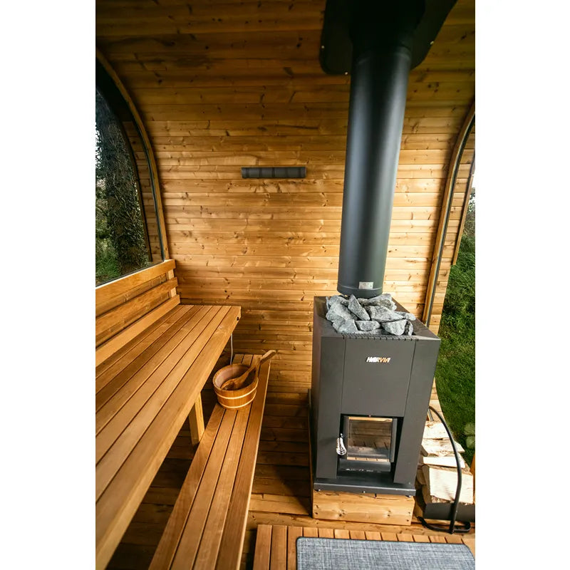 Hekla Cube 160/210/250 Gartensauna mit Holzbank, schwarzem Ofen und Kaminrohr im Innenraum