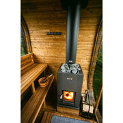 Hekla Cube 160/210/250 Gartensauna mit Holzofen, Innenansicht mit Holzbänken und brennendem Saunaofen