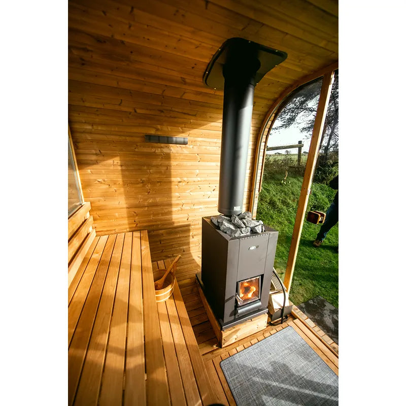 Hekla Cube 160/210/250 Gartensauna mit Holzofen und Kaminrohr, Innenansicht mit Holzbänken