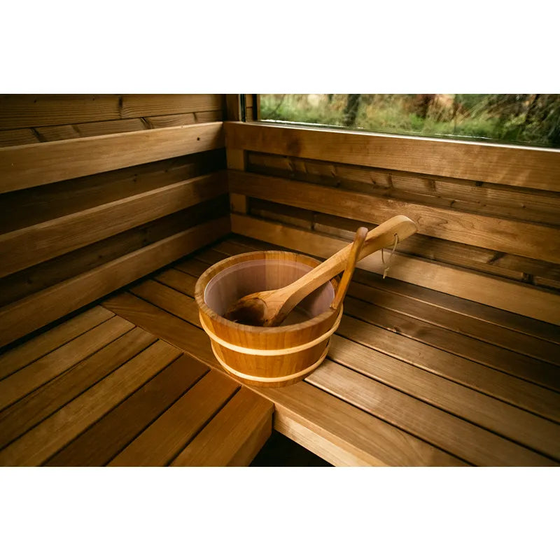 Hekla Cube 160/210/250 Sauna Innenansicht mit Holzbänken und Saunakübel
