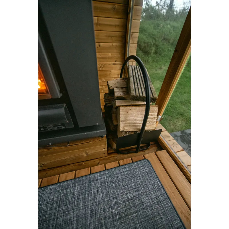 Hekla Cube 160/210/250 Gartensauna Innenansicht mit Holzbank und schwarzem Saunaofen