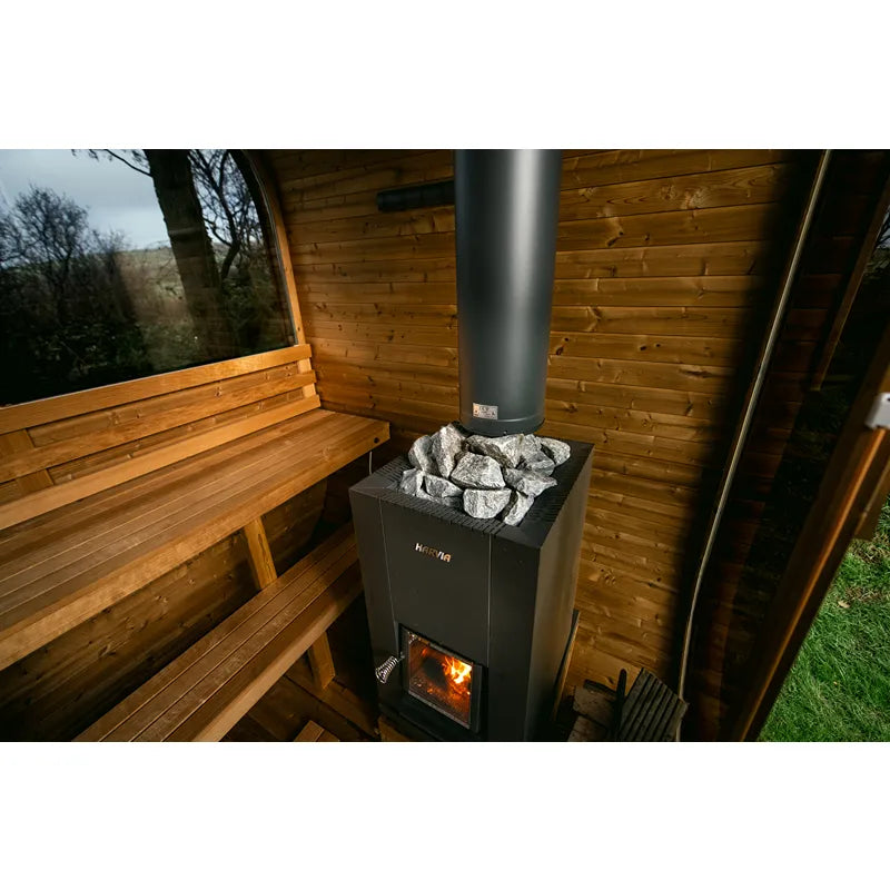Hekla Cube 160/210/250 Gartensauna mit Holzinnenraum, schwarzem Ofen und brennendem Feuer