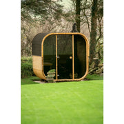 Hekla Cube 160/210/250 Gartensauna mit Holzverkleidung und großen Glasfenstern im grünen Garten