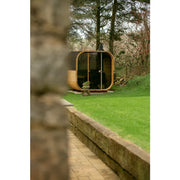 Hekla Cube 160/210/250 Gartensauna mit modernem Design aus Holz im grünen Garten