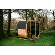 Hekla Cube 160/210/250 Gartensauna mit Holzverkleidung und schwarzem Dach im Garten