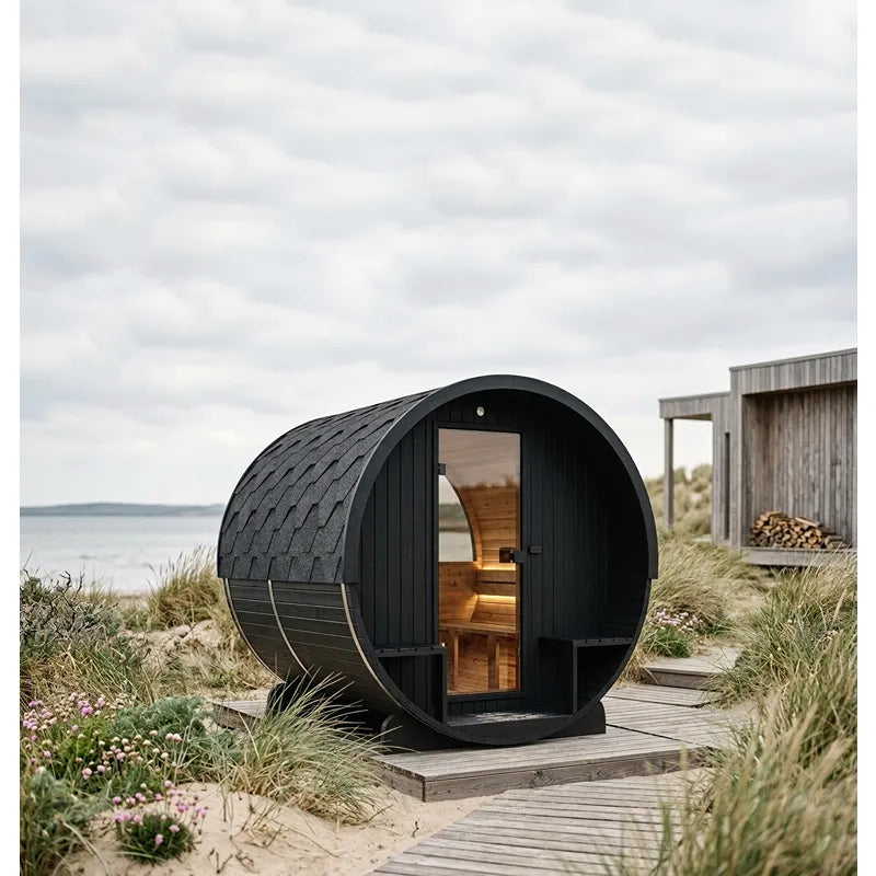 Hekla Fass 210/250 Fasssauna für 4-6 Personen mit schwarzem Außendesign in Strandlage