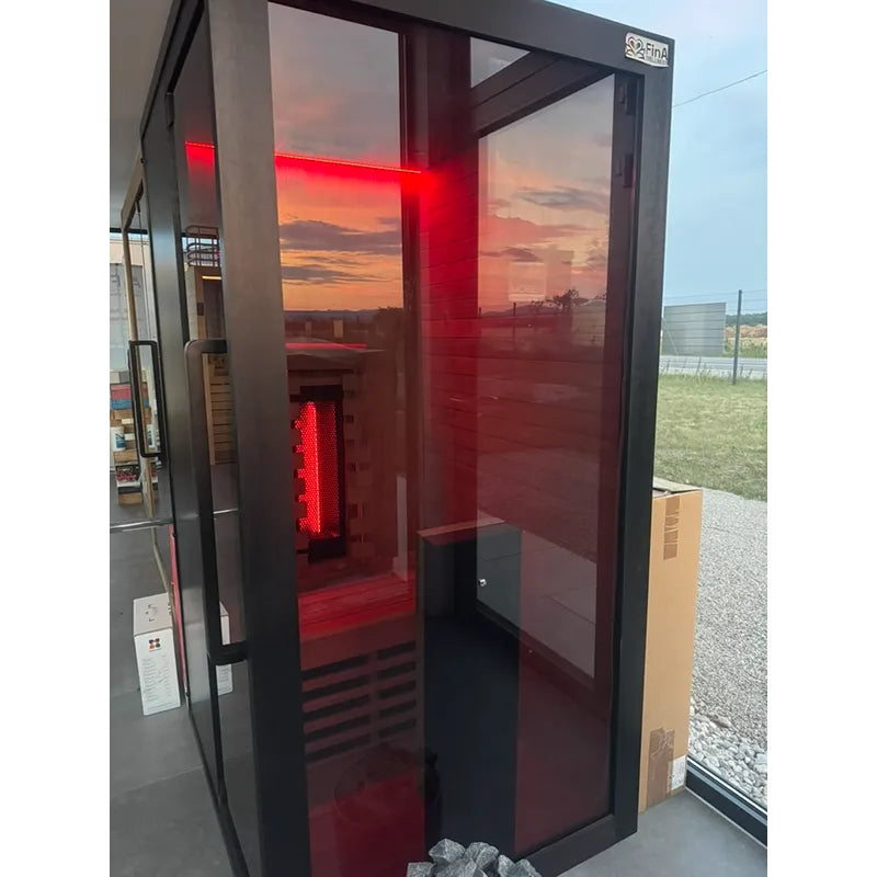Hekla Infrared 100 Infrarotsauna 1 Person mit aktivierter roter Infrarotheizung in Ausstellungsraum