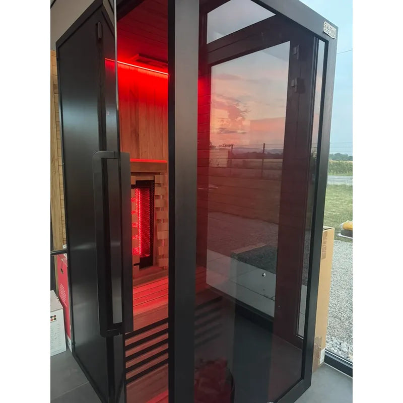 Hekla Infrared 100 Infrarotsauna 1 Person mit aktivierter roter Infrarotwärmekabine in Garten