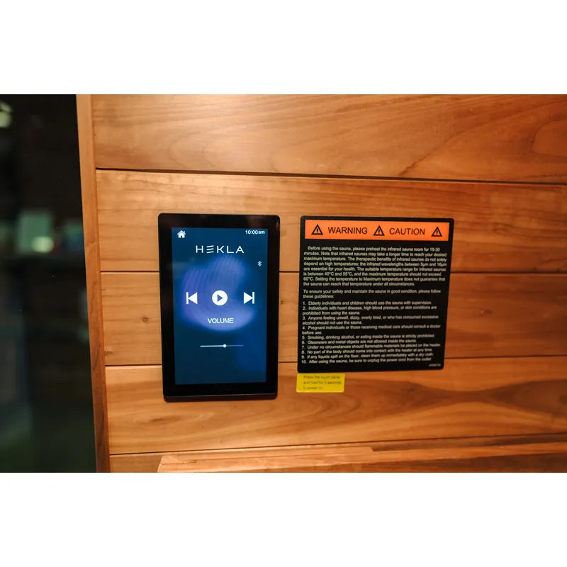Hekla IR 100 Infrarotsauna Bedienfeld mit digitaler Steuerung und Hekla Display an Holzwand