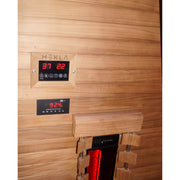 Detailansicht des Hekla IR 100 Bedienfelds mit Temperaturanzeige, Steuerungselementen und Infrarotstrahler – Innenwand aus Thermoholz