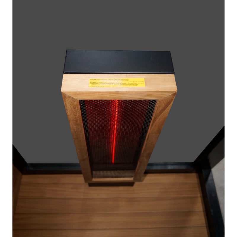 Frontstrahler der Hekla IR 100 Infrarotsauna mit Holzverkleidung und rotem Halogen-Infrarotlicht – Detailaufnahme im Innenraum