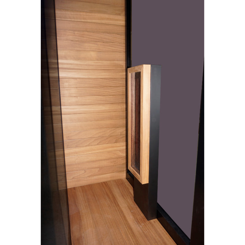 Seitlicher Infrarotstrahler der Hekla IR 100 Infrarotsauna mit Schutzverkleidung aus Holz und Glas – Blick von innen auf die Seitenwand