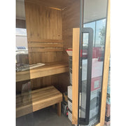 Hekla Traditional 160 Innensauna - 2-3 Personen, Thermoesche mit Holzbänken und Glastür im Ausstellungsraum