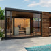 Hekla Traditional 220 Sauna als moderne Außensauna mit Glasfront – direkt am Pool platziert.