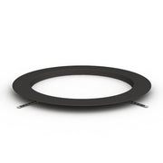 Schwarzer runder Einbaurahmen für Helo Saunaleuchten mit weißer Öffnung und zwei seitlichen Befestigungslaschen.