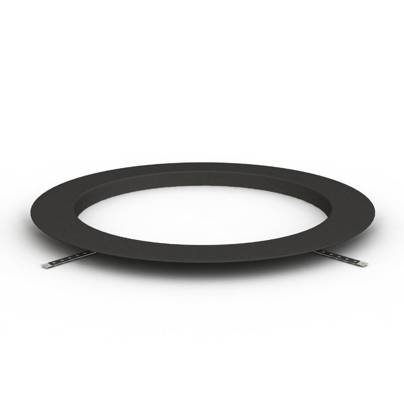 Schwarzer runder Einbaurahmen für Helo Saunaleuchten mit weißer Öffnung und zwei seitlichen Befestigungslaschen.