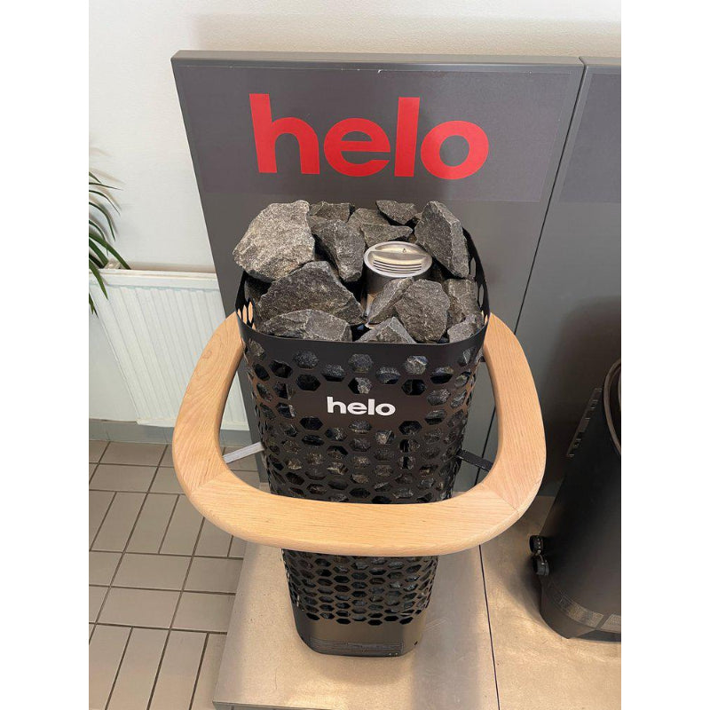 Helo Einbaurahmen mit Holzrelinge für Saunaofen, gefüllt mit Saunasteinen und Aufgusseimer