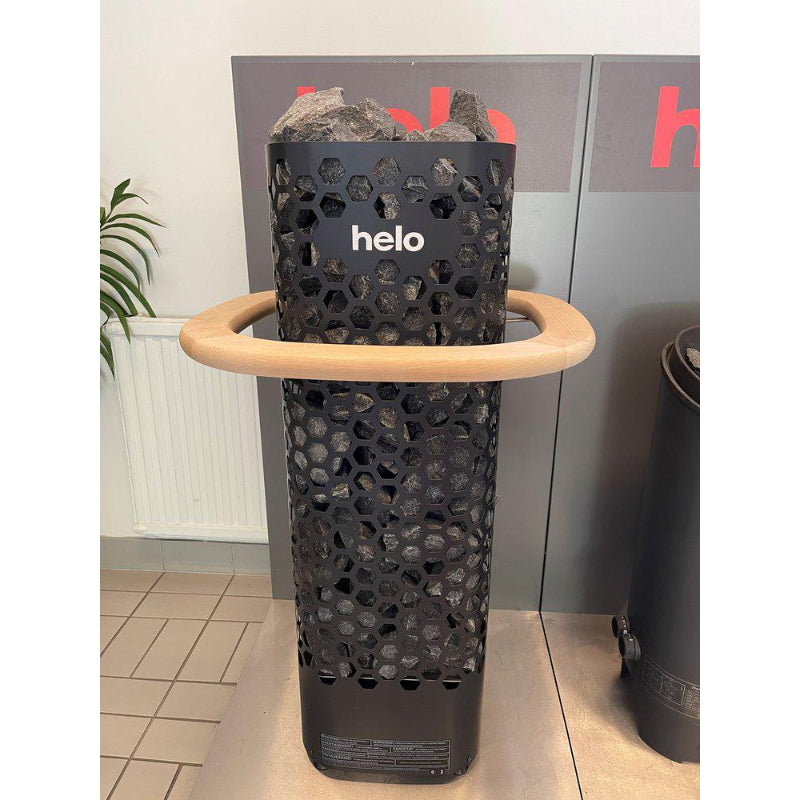 Helo Himalaya Saunaofen mit schwarzem perforiertem Stahlgehäuse, Holzgriff und gefülltem Steinkorb in Ausstellungsansicht