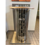 Helo Saunaofen mit Einbaurahmen und Holz-Relinge, vertikale Stahlkonstruktion mit Natursteinen und Helo-Branding