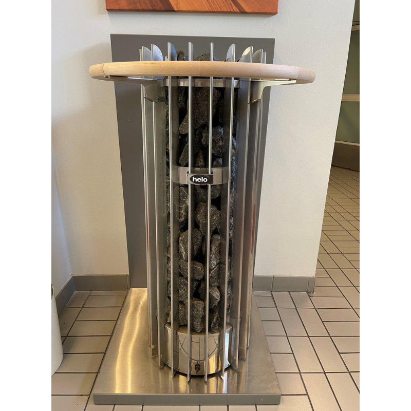 Helo Saunaofen mit Einbaurahmen und Holz-Relinge, vertikale Stahlkonstruktion mit Natursteinen und Helo-Branding