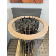 Helo Saunaofen mit Einbaurahmen und Holzrelinge, gefüllt mit Saunasteinen, Frontalansicht