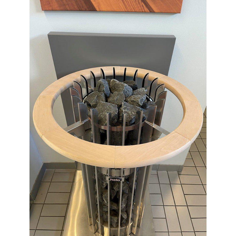 Helo Saunaofen mit Einbaurahmen und Holzrelinge, gefüllt mit Saunasteinen, Frontalansicht