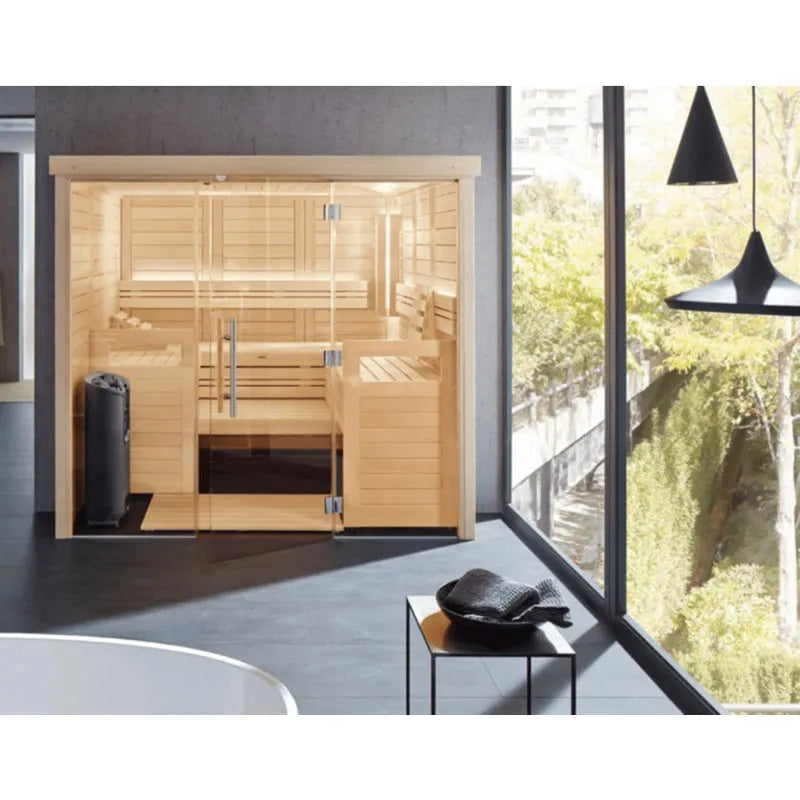 Modernes Wellness-Badezimmer mit großzügiger Holz-Sauna von Helo, Glastüren, Saunaofen und Ausblick auf Natur durch Panoramafenster.