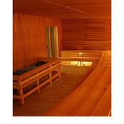 Eingelassener Helo SKLA Saunaofen in professioneller Großraumsauna mit warmem Holzambiente – ideal für Wellnesszentren und Hotels