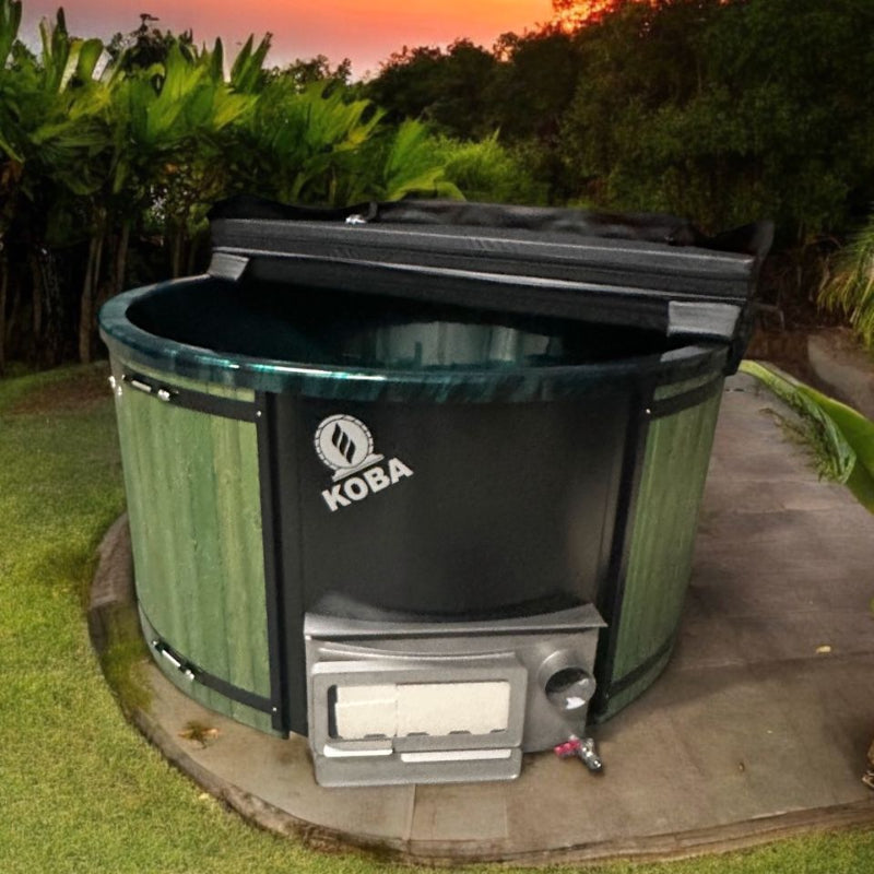 Koba Hot Tub BASIC Whirlpool in Grün mit schwarzem Deckel im Garten bei Sonnenuntergang