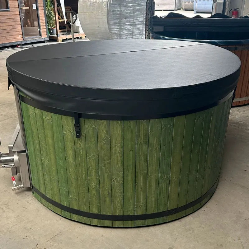 Koba Hot Tub BASIC Whirlpool mit grüner Holzverkleidung und schwarzem Deckel in Außenansicht
