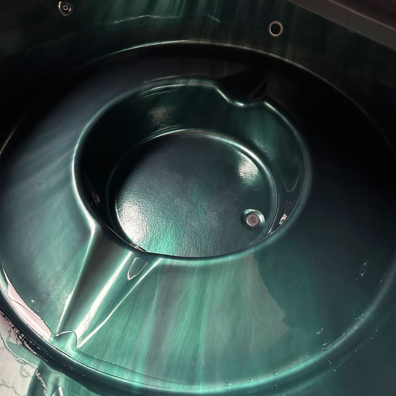 Draufsicht auf das Innenbecken des Koba Hot Tub BASIC Whirlpools in Grün mit rundem Sitzbereich und zentralem Ablaufloch
