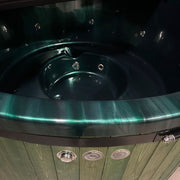 Koba Hot Tub BASIC Whirlpool in Grün mit beleuchteter Innenwanne, Massagedüsen und Holzverkleidung, Innenansicht von oben