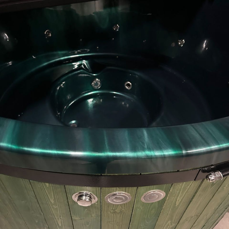 Koba Hot Tub BASIC Whirlpool in Grün mit beleuchteter Innenwanne, Massagedüsen und Holzverkleidung, Innenansicht von oben