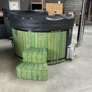 Koba Hot Tub BASIC Whirlpool mit grüner Holzverkleidung und schwarzem Rand, ausgestattet mit integrierter Treppe in Ausstellungsraum