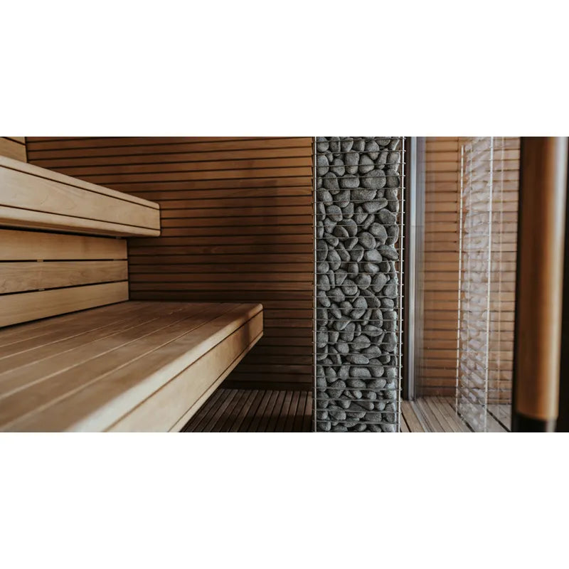 Huum Cliff elektronischer Saunaofen im Inneren einer modernen Sauna mit Holzbänken und Steinofen