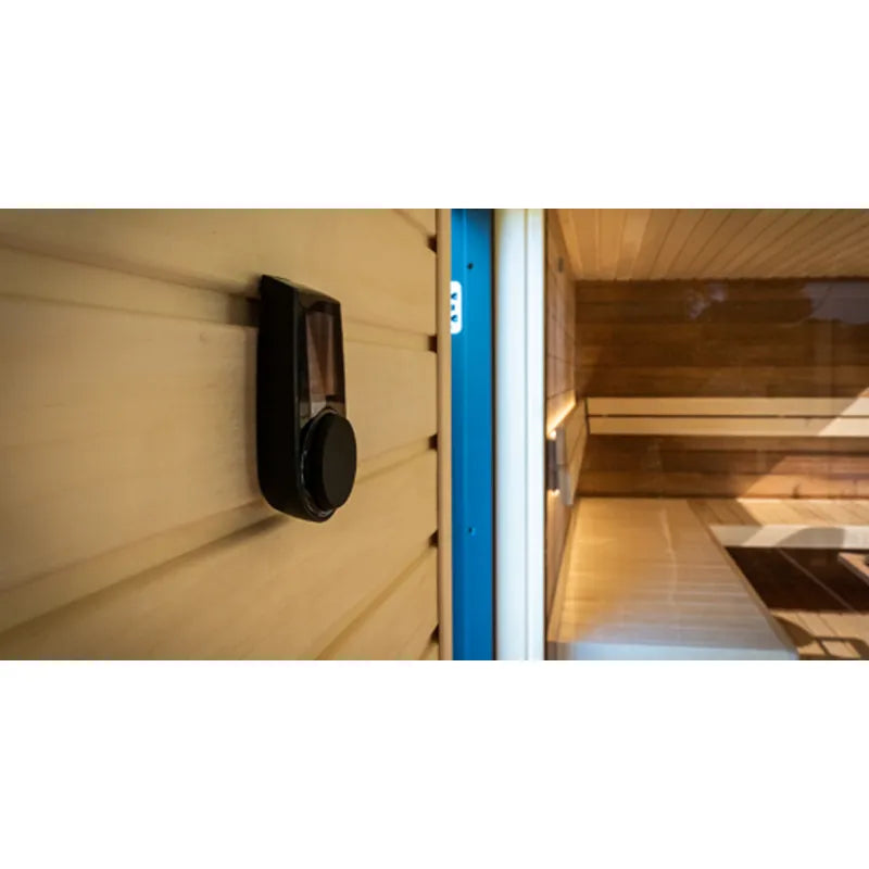 Huum Cliff elektronischer Saunaofen 6/9/10.5 kW Standofen montiert in moderner Sauna mit Holzausstattung