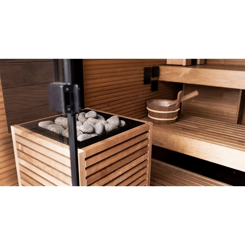 Huum Core Black Saunaofen Standofen mit Saunasteinen in moderner Holzsauna-Inneneinrichtung