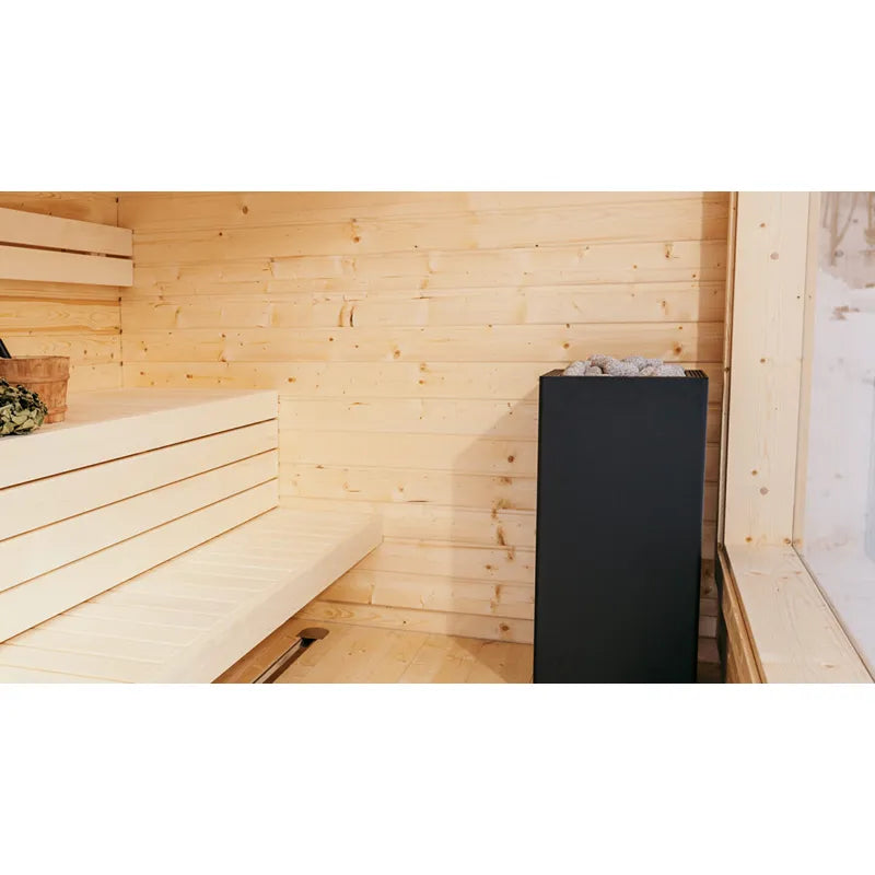 Huum Core Black Standofen in schwarzer Ausführung in modernem Saunaraum mit Holzbank und Holzwänden