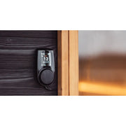 Huum Core Black Saunaofen Standofen mit digitaler Steuerung an schwarzer Saunawand, Temperaturanzeige und Regelknopf sichtbar