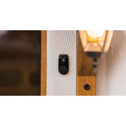 Huum Core Black Saunaofen mit digitaler Steuereinheit an Saunawand montiert, zeigt Display mit Temperaturanzeige